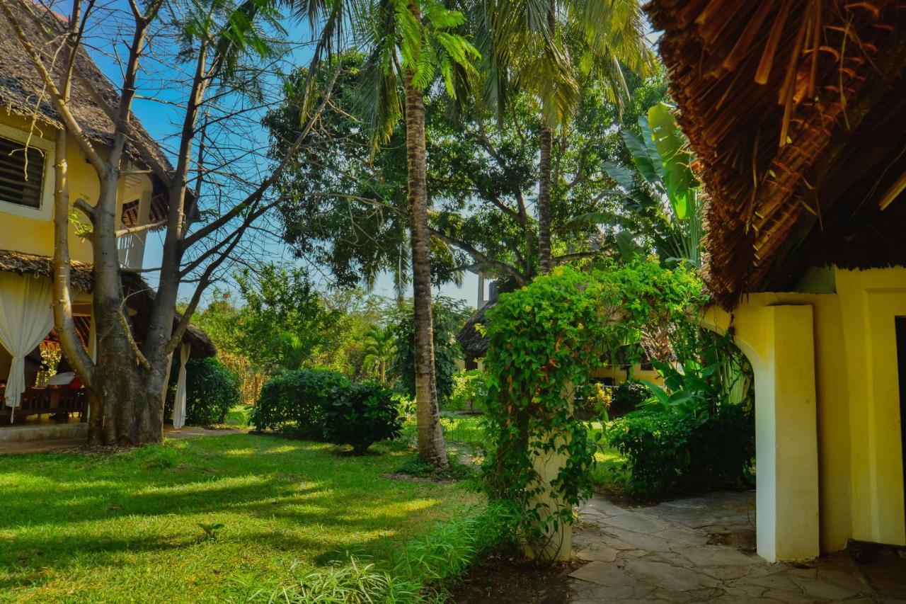 Bed and Breakfast Upani In Diani Диани-Бич Экстерьер фото